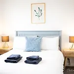 The Lookout, Modern Home From Home, Sleeps 5, With Private Parking & Outside Terrace