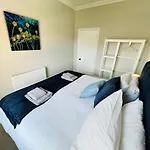 Redbutt House, Freshwater, 3 Bedrooms, Wifi, Garden
