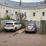 Lisburne Place - Luxury Three Bedroom Town House