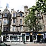 Fabulous 5 Double Bedroom Edinburgh Old Town Apartment
