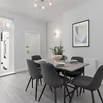 Host Liverpool - Elegant Anfield Getaway