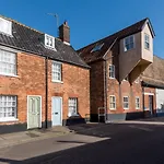 30 Victoria Street