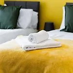 Special Rate For Bookings More Than 7 Nights, Warm Spacious Contractor House Near Liverpool City Centre Sleeps 8 Kitchen & Dining Room, Washing Machine