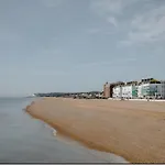 Spacious Central Cottage , Seconds To Beach, Minutes Walk To Eminents, Easy Parking, Pets Friendly, 40 Percent Off Weekly Booking, 55 Percent Off Monthly Bookings