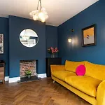 Newly Renovated Victorian House With Free Parking