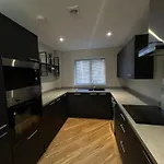 Apartment In Birkdale - 2 Bedrooms