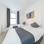 Hosted By Ryan - Huge 5 Bedroom House