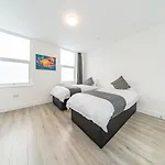 Hosted By Ryan - Huge 5 Bedroom House