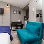 Beachfront Studio Apartment I Sleep 2 I King-Size Bed I Smart Tv I Ms7