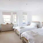 The Pilot House - Cowes - 3 Bedrooms/Sleeps Up To 9, Parking, Central Location