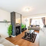 *Superb Location* Large 4 Bedroom City Centre Home