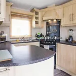 8 Berth Dog Friendly Caravan For Hire At Caister-On-Sea In Norfolk Ref 30062F