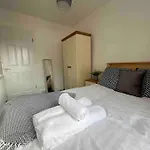 Modern 2 Bedroom Flat In Town Centre