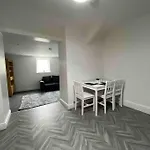 Modern 2 Bedroom Flat In Town Centre