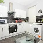 Entire 5 Bed House - Weekly Discounts - By Centre