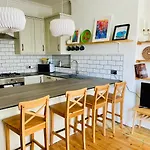 Lovely Westbourne Apartment - 15 Min Walk To Beach