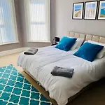 Lovely Westbourne Apartment - 15 Min Walk To Beach