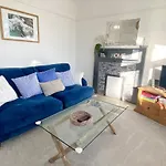 Coastal Breeze - Beautiful Two Bedroom Apartment With Free Parking Near Local Beaches