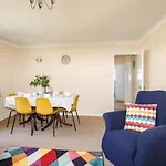 Homely 4-Bed House Close To Stunning Beach