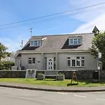 Homely 4-Bed House Close To Stunning Beach