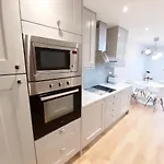 'The Limes' - Air-Con Two Double Bedroom Holiday House With Private Garden