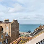 Lighthouse View - Apartment By The Sea