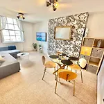 Elegant Town Centre Apartment - Close To Beach