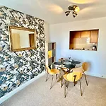Elegant Town Centre Apartment - Close To Beach