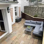 Stunning Apartment By The Leas, West End