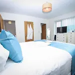 No15 Luxe Living Elegant City Home-1 Bed-Garden-Wifi-Private Parking-Beach-City