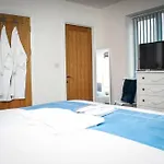 No15 Luxe Living Elegant City Home-1 Bed-Garden-Wifi-Private Parking-Beach-City