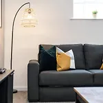 Host & Stay - The Roscoe Carriage House
