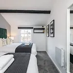 Host & Stay - The Roscoe Carriage House
