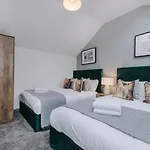 Host & Stay - The Roscoe Coach House
