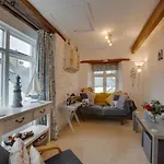 4 Apartment Pixies Holt