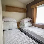 Lovely 6 Berth Caravan For Hire In Seawick Holiday Park In Essex Ref 27037S