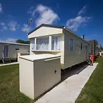 6 Berth Caravan At Highfield Grange Holiday Park In Essex Ref 26150O