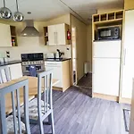 Modern 6 Berth Caravan At Highfield Grange Near Clacton-On-Sea Ref 26302E