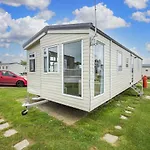 Modern 6 Berth Caravan At Highfield Grange Near Clacton-On-Sea Ref 26302E