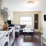 Stylish-1 Bedroom Flat Close To Brighton Beach
