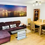 Family Relax In The Seaside Town With Parking