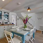 17 Carncrows St