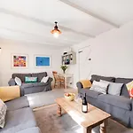 17 Carncrows St