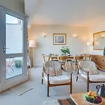 Flat 2 4 Fernlea Terrace