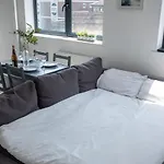 Modern One Bedroom Apartment In Town Centre & 4 Min To The Beach