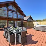 Puffin Hot Tub Lodge, 4 Bedrooms Resort, Pool,Gym,Bar