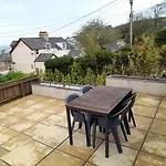 High Tide - 2 Bed Sunny Holiday Home Near Beach With Garden And Parking