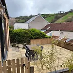 High Tide - 2 Bed Sunny Holiday Home Near Beach With Garden And Parking