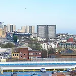 Cosy Retreat With Views Of Brighton City And Sea