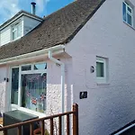 Isle-Of-Wight Stones Throw From Beach Dog Friendly